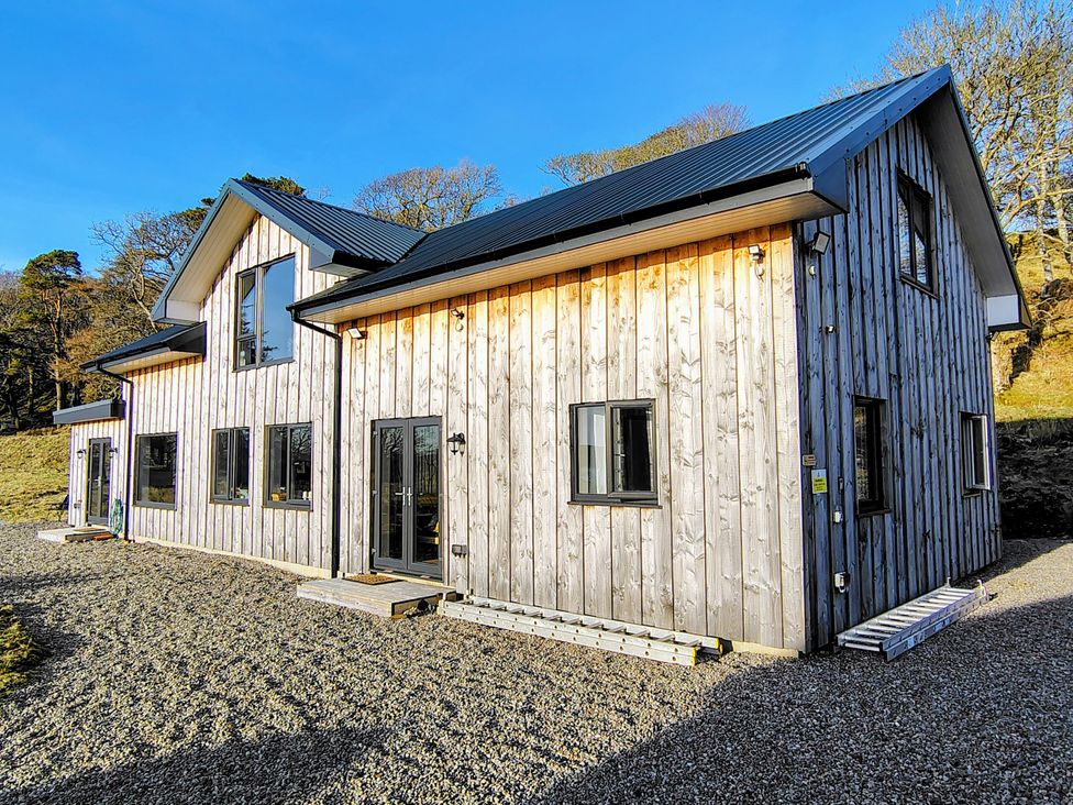 An exterior view of a wooden house at Faodail House Kingsburgh near Uig