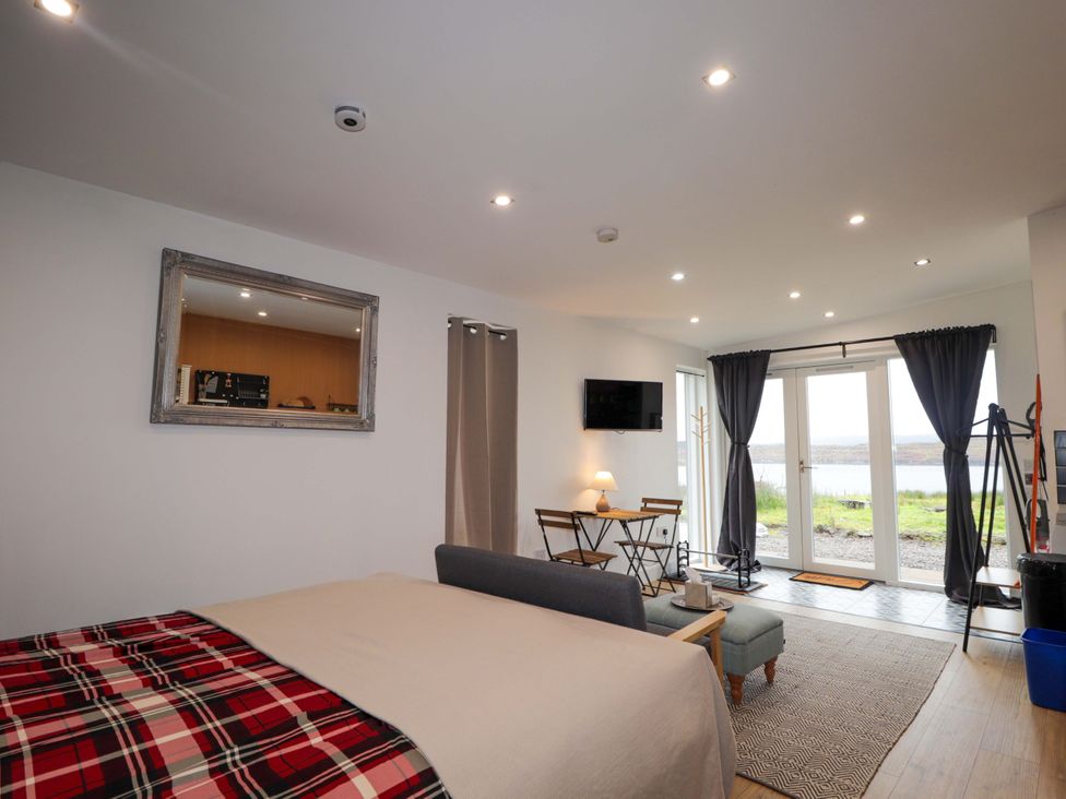 A studio with a bed and seating area at Faodail Studio