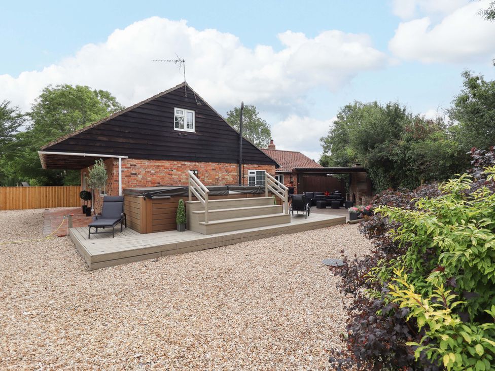 A house with a deck and hot tub in the garden at Wood Farm Cottage Stickney near East Kirkby
