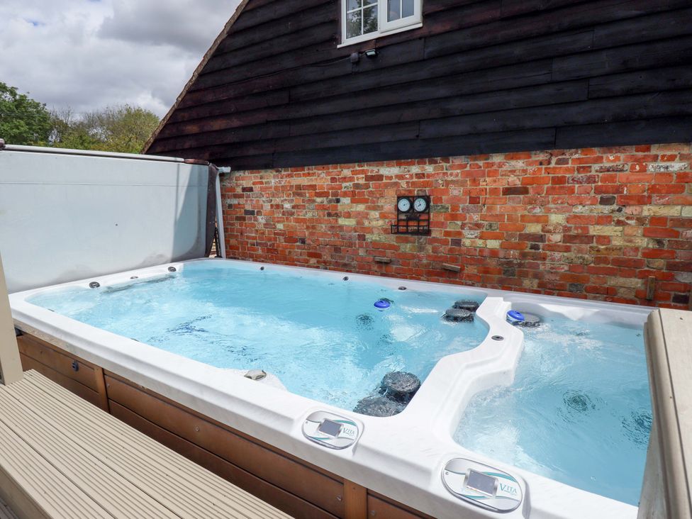 A hot tub in an outdoor area at Wood Farm Cottage Stickney near East Kirkby