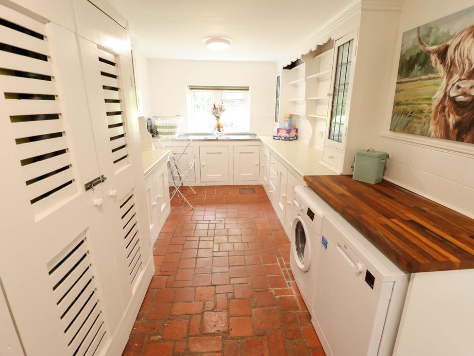 A laundry room with a washing machine and sink at Wood Farm Cottage Stickney near East Kirkby