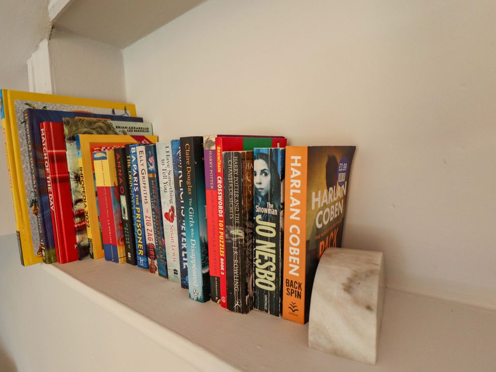A shelf with books and a bookend at Wood Farm Cottage in Stickney near East Kirkby