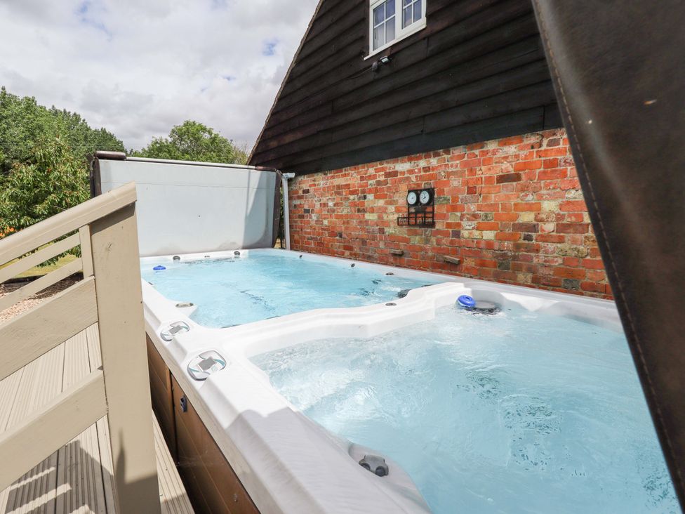 A hot tub in an outdoor area at Wood Farm Cottage Stickney near East Kirkby
