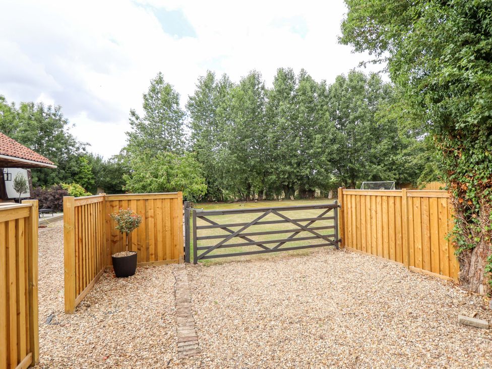An outdoor area with a gate and gravel path at Wood Farm Cottage Stickney near East Kirkby