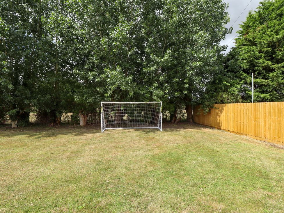 A garden area with a goalpost at Wood Farm Cottage Stickney near East Kirkby