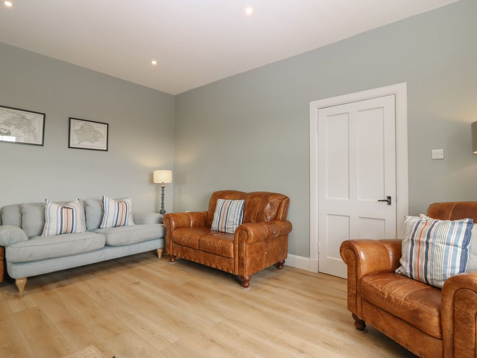 A living room with sofas and armchairs at No 6 - 2 bed Haddington