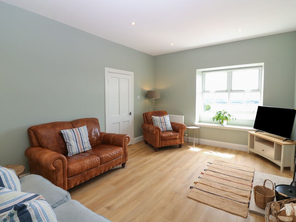 A living room with sofas and a television at No 6 - 2 bed Haddington