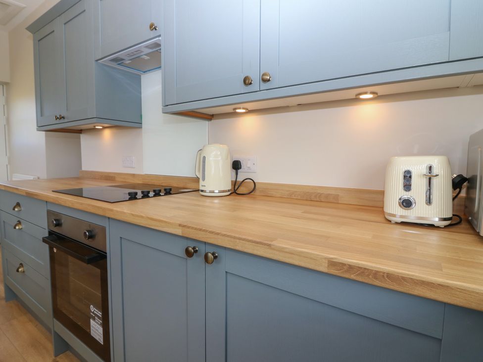 A kitchen with a cooker, kettle, and toaster at No 6 - 2 bed in Haddington