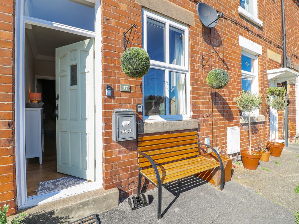 An entrance with a bench and plants at Hill View Cottage in Ashbourne