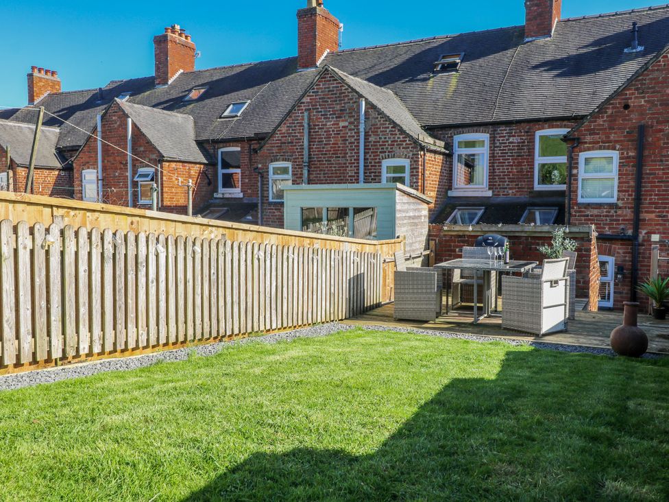 A garden with a table and chairs at Hill View Cottage Ashbourne