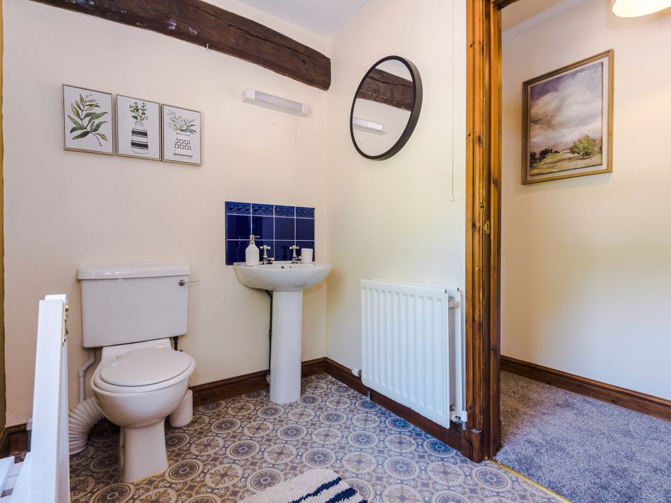 A bathroom with a sink and toilet at Idris Barn in Dolgellau