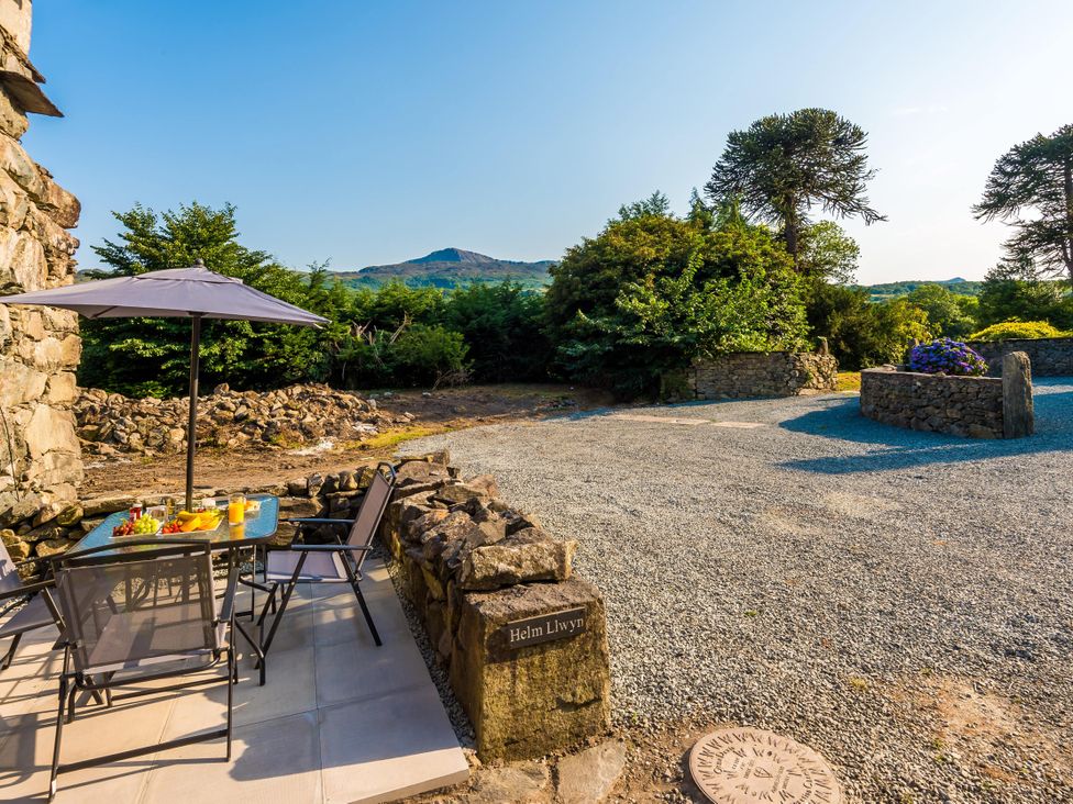 An outdoor space with a table and chairs at Idris Barn in Dolgellau