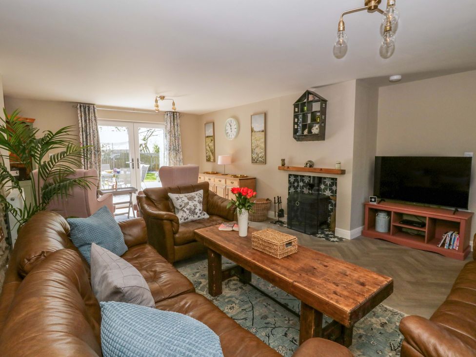 A living room with a coffee table and sofa at La Bastille in Maenclochog