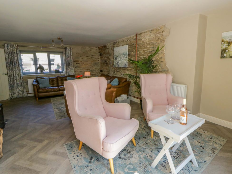A living room with armchairs and a coffee table at La Bastille in Maenclochog