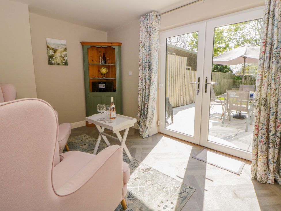 A living room with a table and chairs at La Bastille in Maenclochog