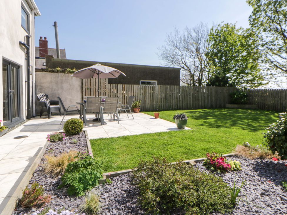 A garden with a patio table and chairs at La Bastille in Maenclochog