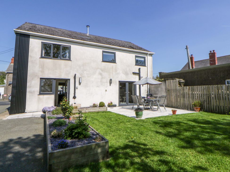 A house with a garden and patio at La Bastille in Maenclochog