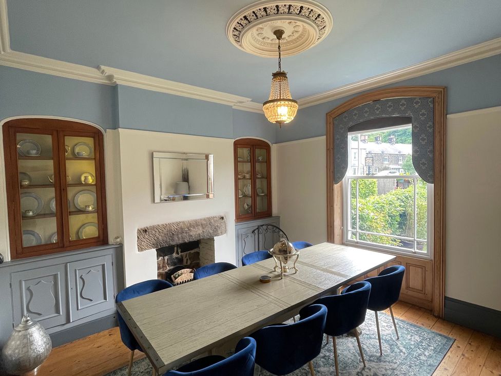A dining room with a table and chairs at Deeley House in Darley Dale