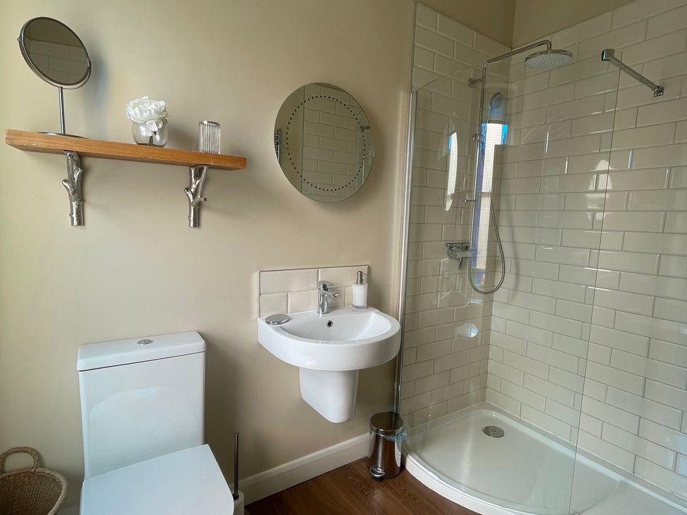 A bathroom featuring a sink, toilet, and shower at Deeley House in Darley Dale