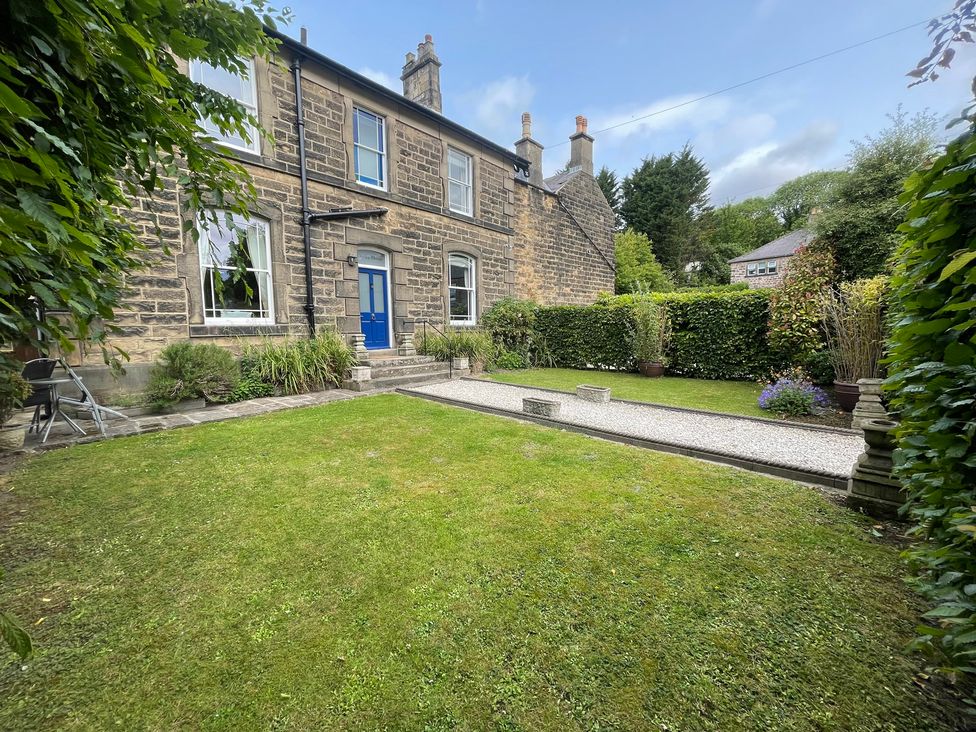 A garden with grass and plants at Deeley House in Darley Dale