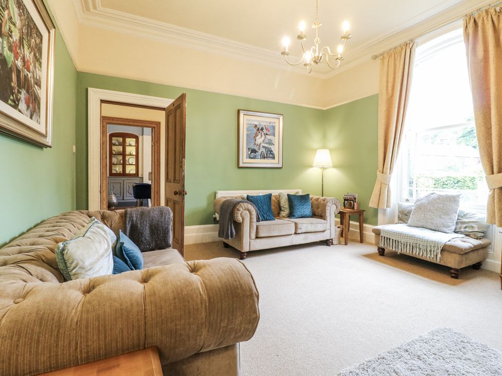 A living room with sofas and a lamp at Deeley House in Darley Dale