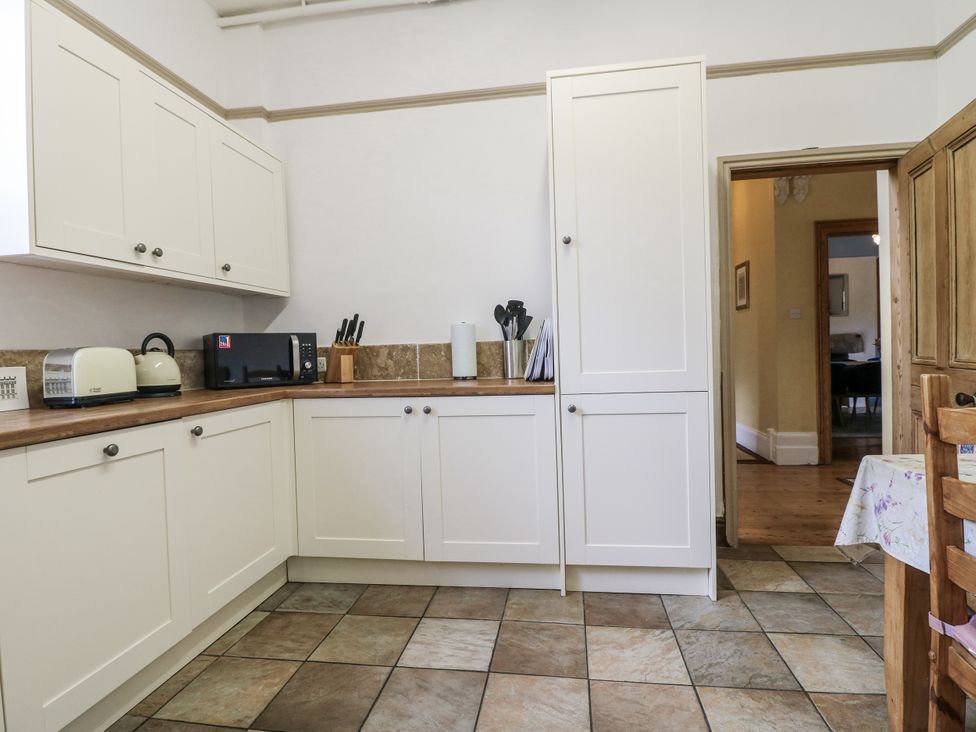 A kitchen with cabinets and appliances at Deeley House in Darley Dale