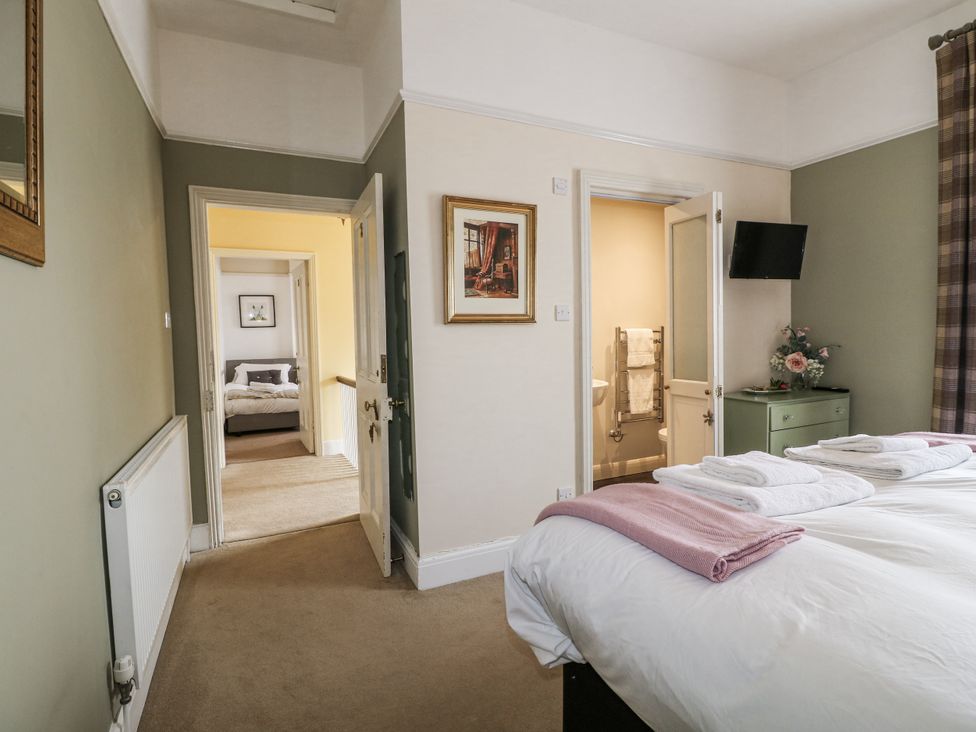 A bedroom with bed and towels at Deeley House in Darley Dale