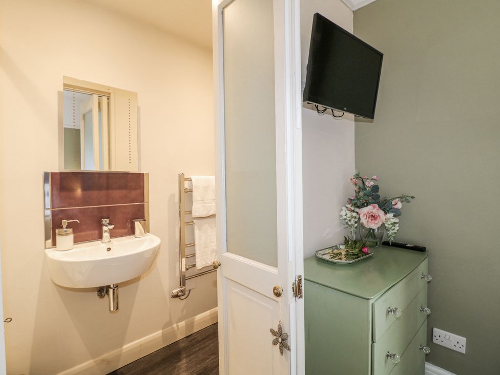 A bathroom with a sink and mirror at Deeley House in Darley Dale