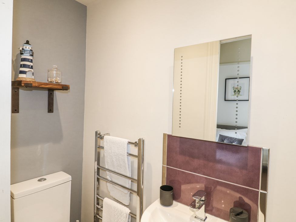 A bathroom with sink and toilet at Deeley House in Darley Dale
