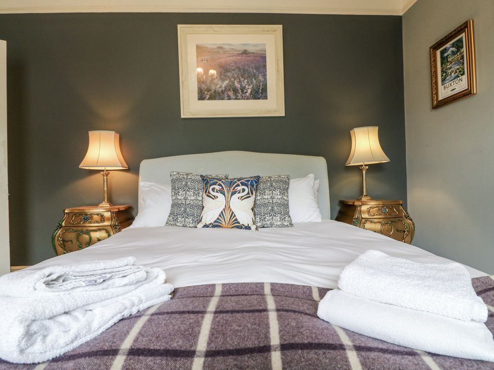A bedroom with a bed and bedside lamps at Deeley House in Darley Dale