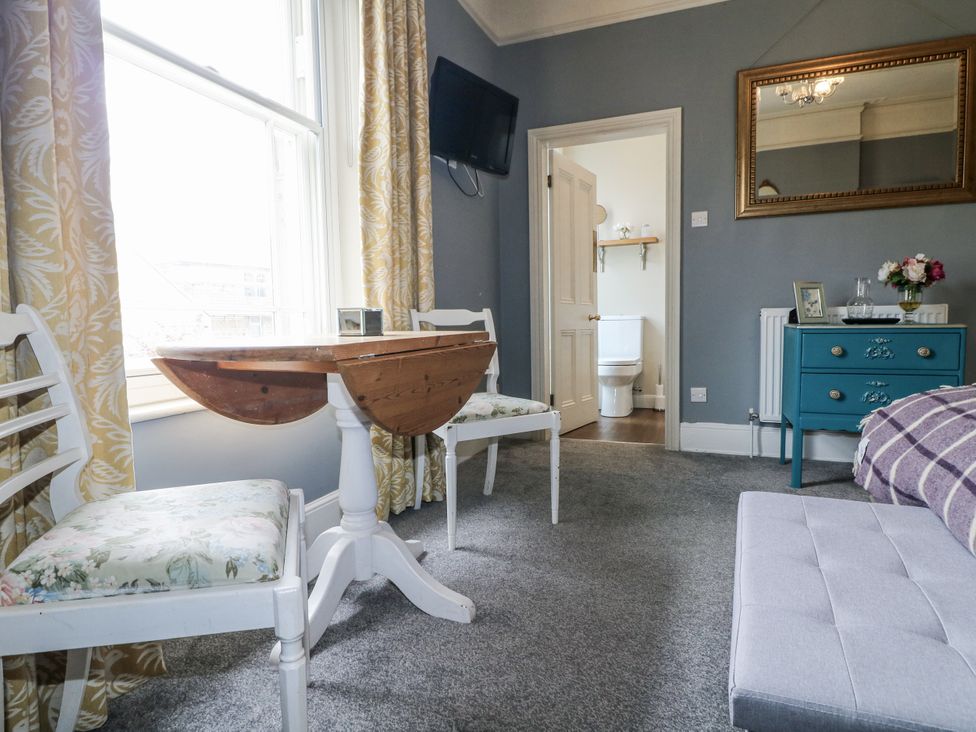 A living room with a table and chairs at Deeley House in Darley Dale