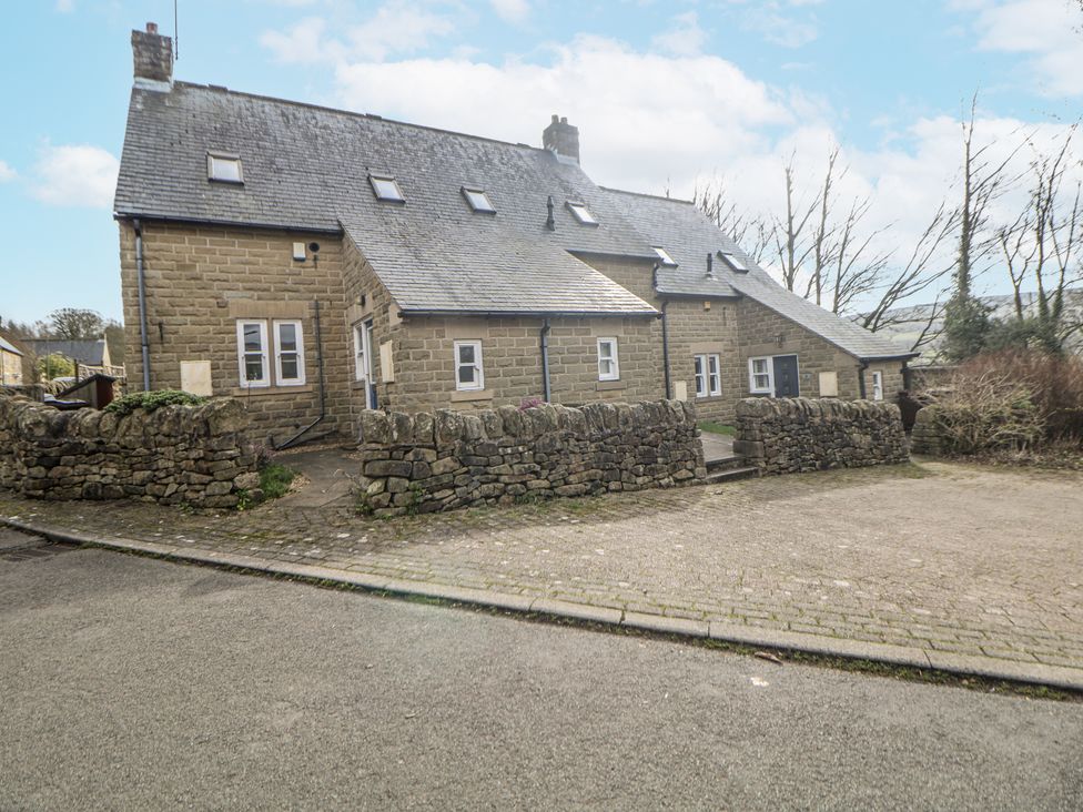 A house with a stone wall and driveway at 6 Fidlers Close Bamford