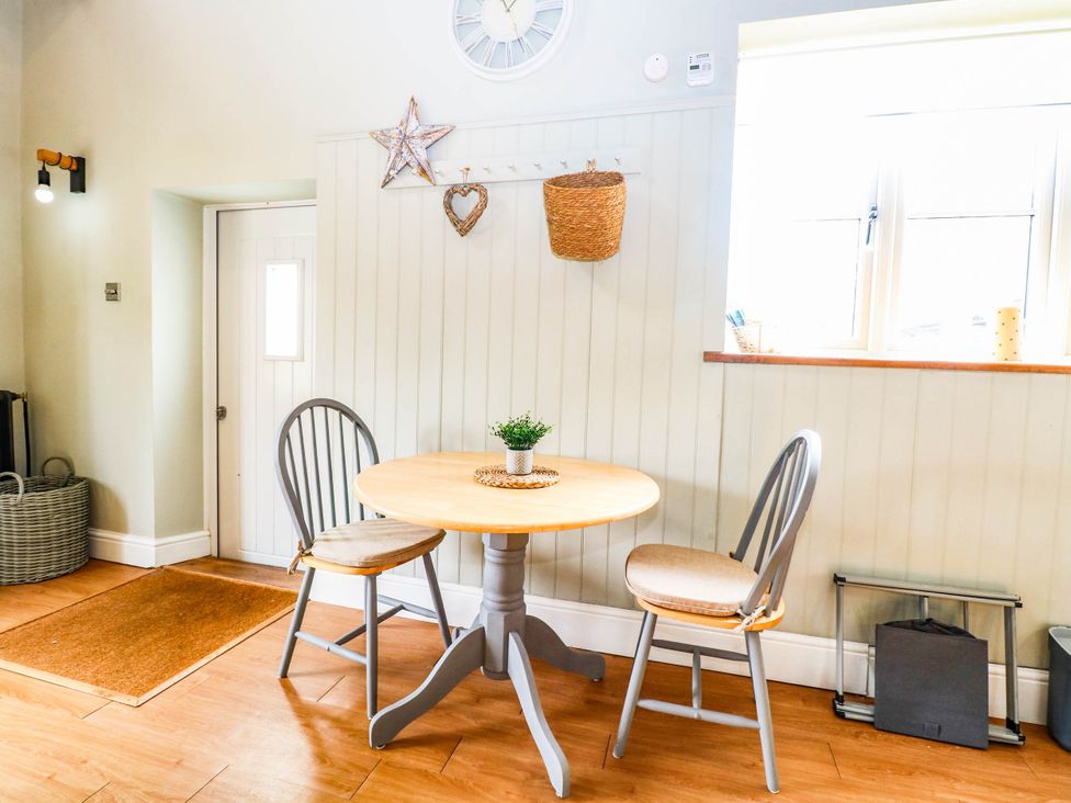 A dining room with a table and chairs at Horseshoe Stable in Mattishall
