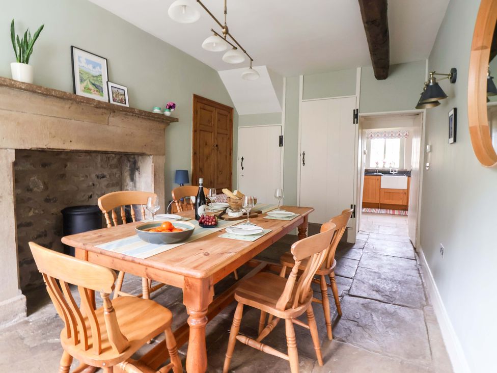 A dining room with a table and chairs at Ellis House in Skipton