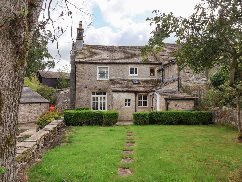 A house with a garden and pathway at Ellis House in Skipton