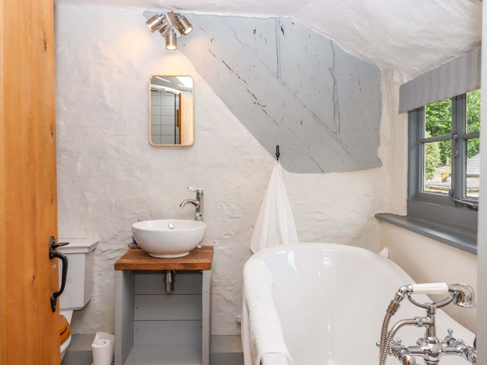 A bathroom with a sink, bathtub, and toilet at 1 Myrtle Cottages Stokeinteignhead