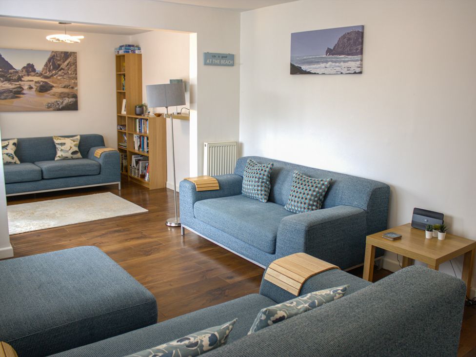 A living room with sofas and a bookshelf at Maceley in Kingsbridge