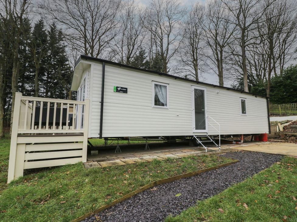A static caravan with decking and steps at Woodlands Platinum (WO29) in Ruthin
