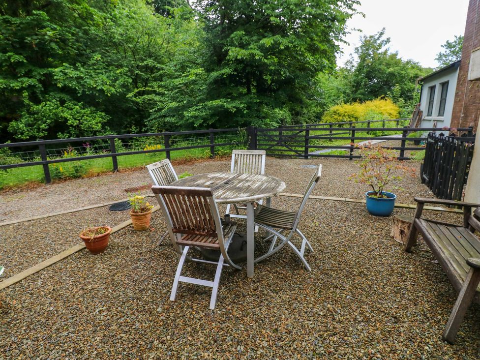 An outdoor seating area with a table and chairs at The Old Creamery in Ffairfach