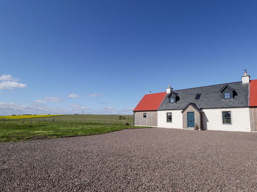 A house with a gravel driveway and grass at The Mandrel in Portmahomack