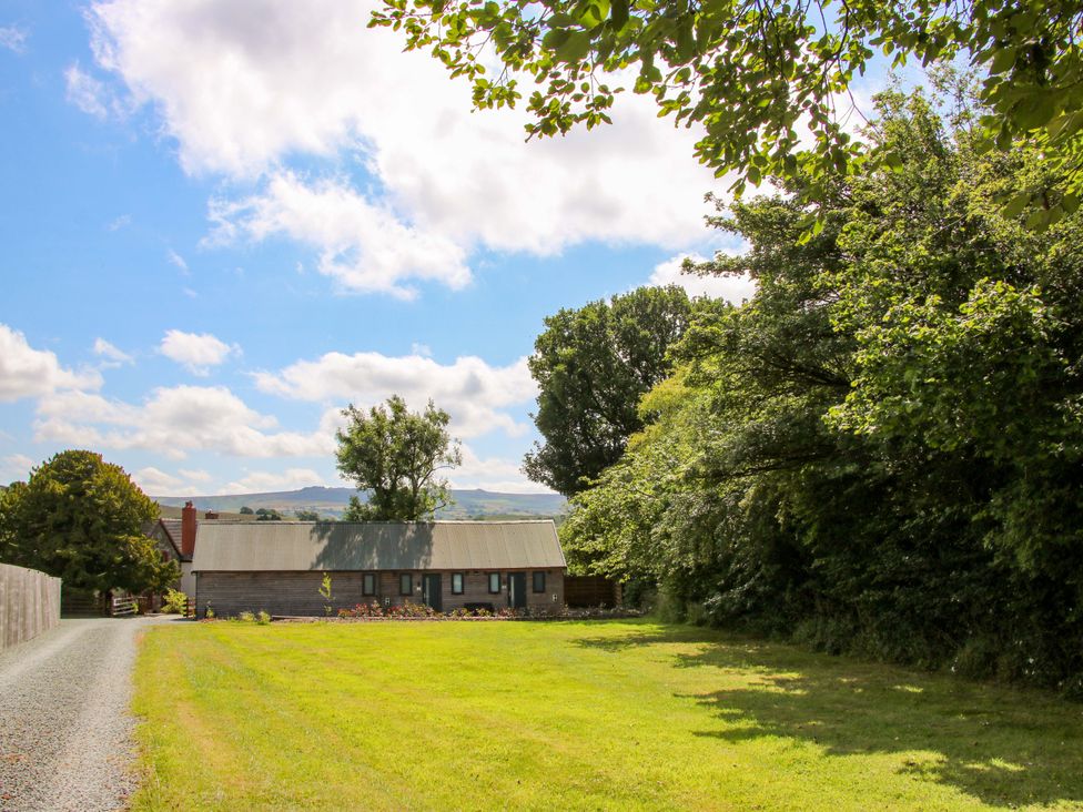 A barn with grass and trees at Stiper View Barn 1 Gravels Bank