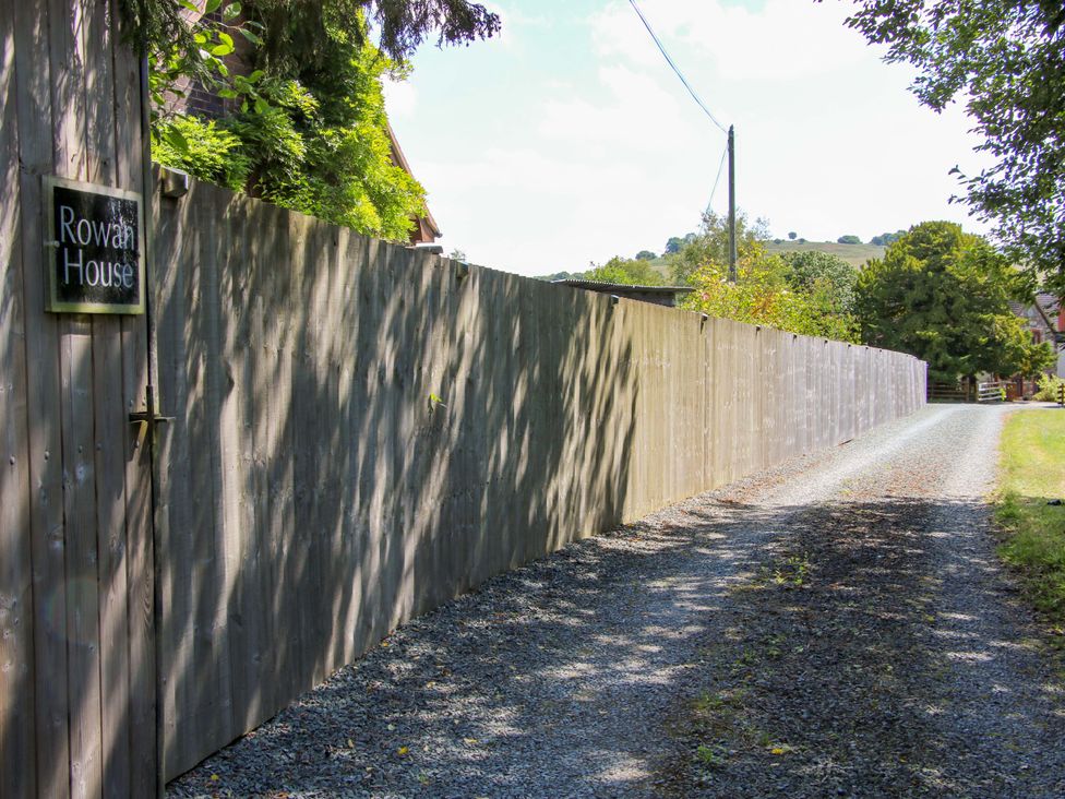 A gravel path next to a wooden fence at Rowan House in Gravels Bank