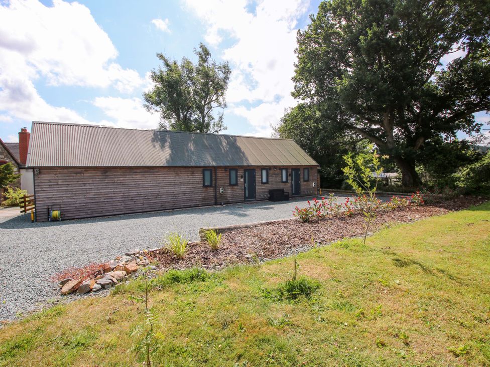 An outdoor view of a wooden house with garden at Stiper View Barn 2 Gravels Bank