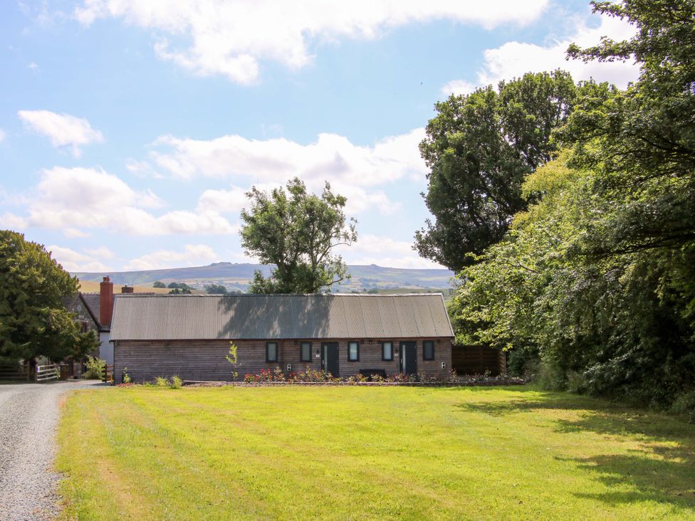 A building surrounded by grass and trees at Stiper View Barn 2 Gravels Bank
