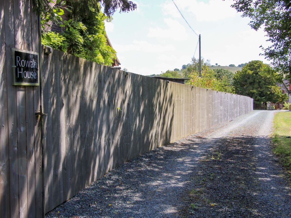A gravel driveway leading to Rowan House in Gravels Bank