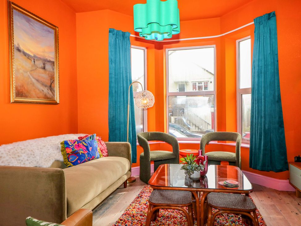A living room with a sofa table and chairs at Hasting Heights in Hastings