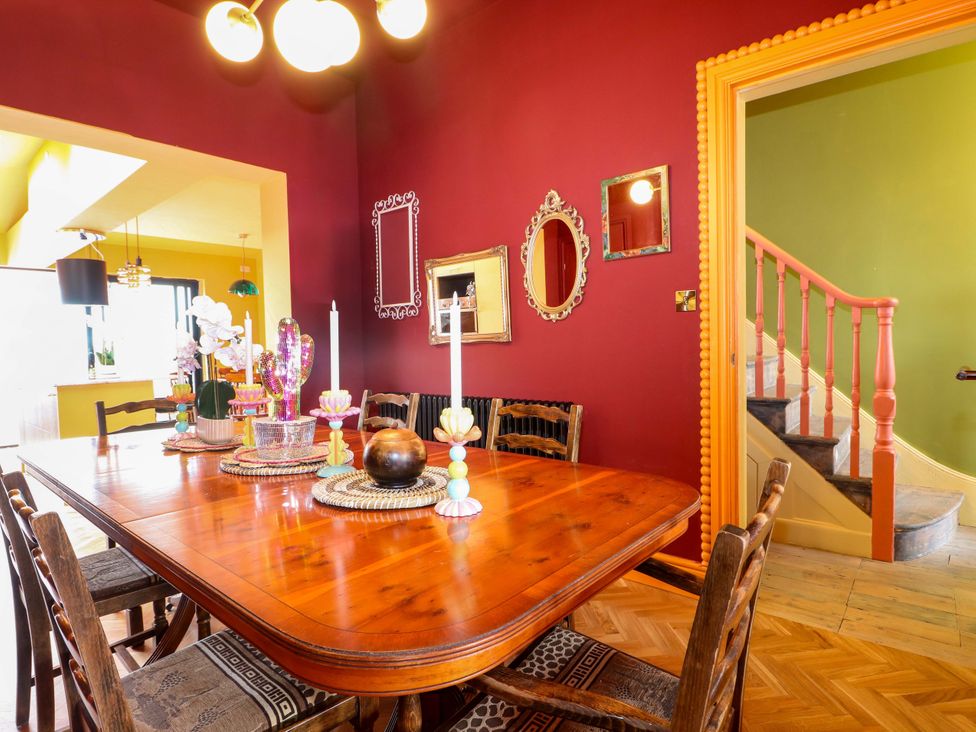 A dining room with a wooden table and chairs at Hasting Heights in Hastings