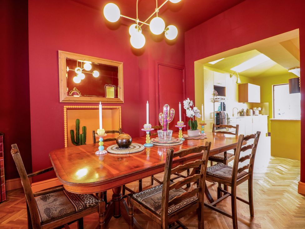 A dining room with a table and chairs at Hasting Heights in Hastings