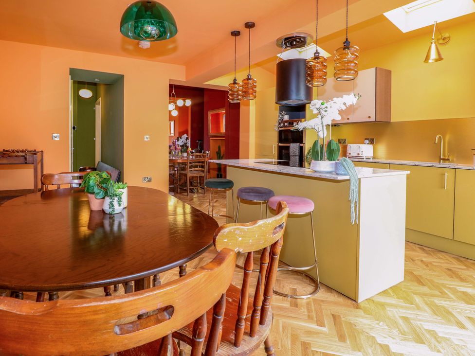 A dining room with a table and chairs at Hasting Heights in Hastings