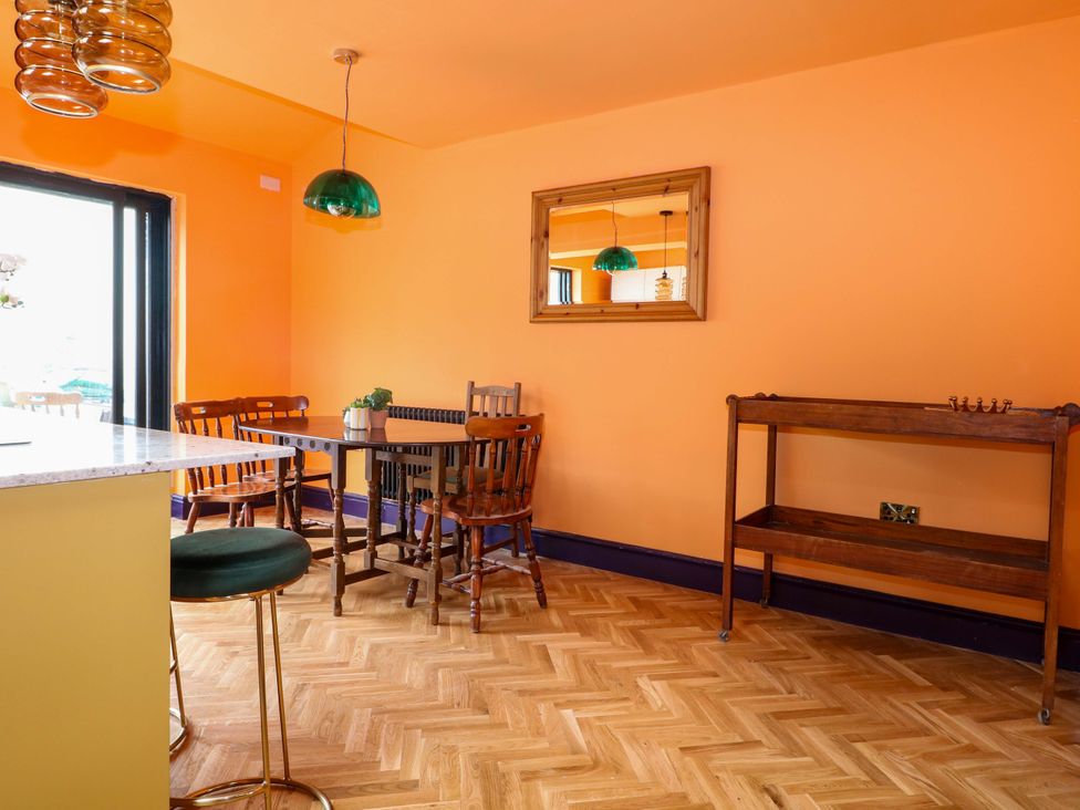 A dining room with a table and chairs at Hasting Heights in Hastings